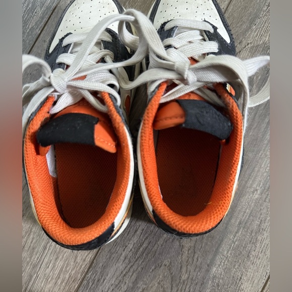 Nike Black and Orange Sneakers Classic Athletic Design - Picture 6 of 7